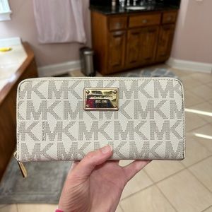 Micheal kors Jet set wallet in vanilla color